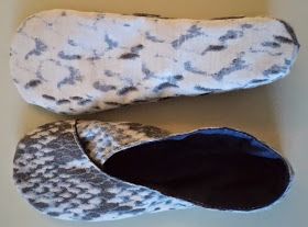 Kimono Slippers, Diy Kimono, Moccasin Pattern, Diy Slippers, Sewing Tutorials Clothes, Felted Slippers, Slippers Pattern, Kinds Of Fabric, Fabric Houses