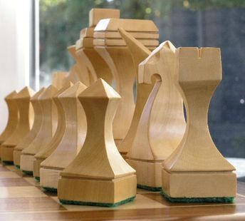 Chess Peaces, Diy Chess Set, Modern Chess Set, Wood Chess Set, Wooden Chess Pieces, Chess Table, Wood Games, Wood Chess, Chess Sets