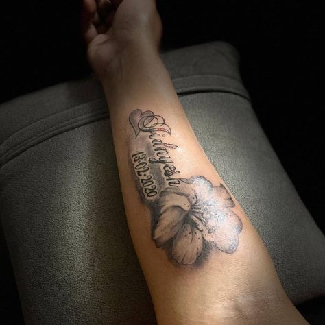 Flower And Word Tattoo, Name With Flower Tattoo, Name Tattoo Ideas For Women, Flower Tattoo With Name, Name Flower Tattoo, Pretty Tattoos For Women, Long Acrylic, Flower Names, Henna Tattoo Designs