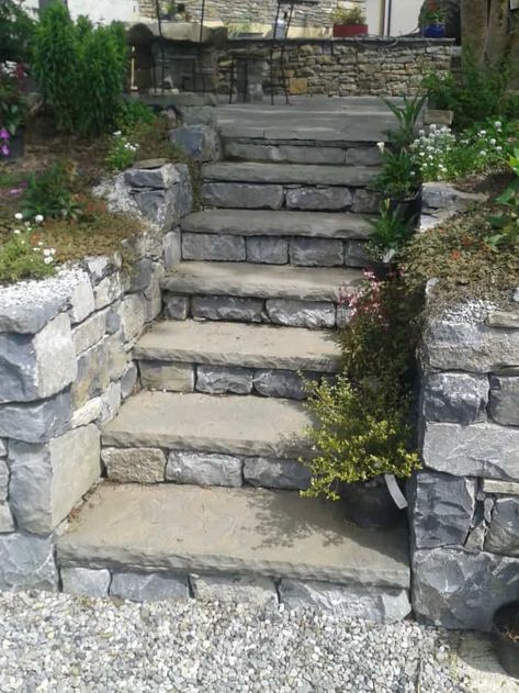 Backyard Hill Landscaping, Flagstone Steps, Flagstone Pathway, Stair Ideas, Landscaping On A Hill, Pathway Landscaping, Tourist Center, Stone Landscaping, Sloped Backyard