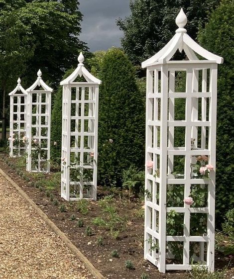 Garden Obelisk, Garden Arbor, Garden Architecture, White Garden, Garden Yard Ideas, Garden Art Sculptures, Garden Art Diy, Garden Trellis, Garden Structures