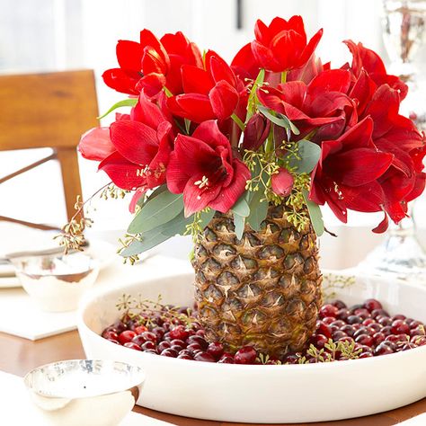 . Amaryllis Care, Pineapple Centerpiece, Pineapple Vase, Hawaiian Christmas, Tropical Christmas, Deco Originale, Holiday Centerpieces, Beautiful Centerpieces, Deco Floral