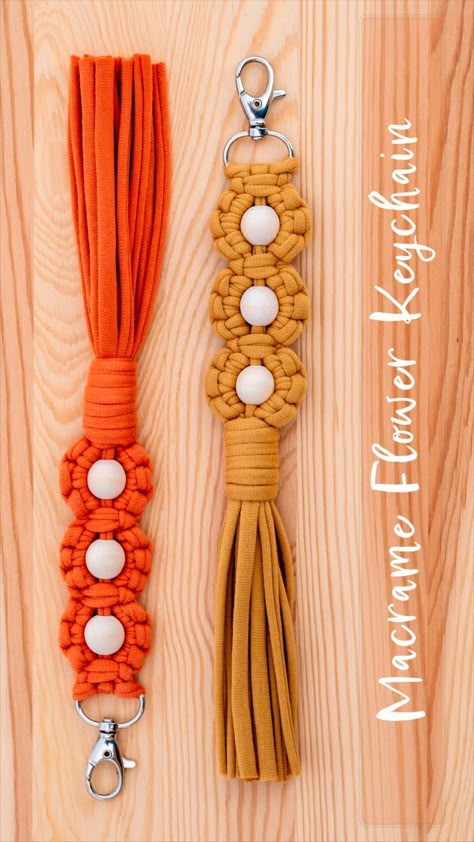 Macrame Flower Keychain, Macrame Keychain Tutorial, Keychain Tutorial, Simpul Makrame, Macrame Flower, Free Macrame Patterns, Macrame Knots Pattern, Flower Keychain, Gifts Crochet