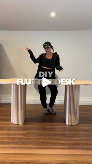 Diy Desk Table Top, Round Desk Ideas, Standing Desk Cover, Office Desk Diy Ideas, Diy Dowel Table, Diy Rotating Desk, Pole Wrap Table, Standing Desk Leg Cover Diy, Swivel Desk Top