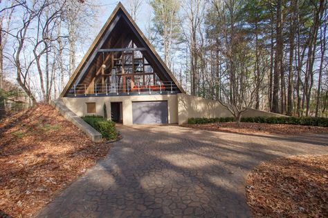 House in Mills River, United States. Enjoy this unqualified experience of peace, quiet and coziness in our “Treehouse”, an “A” frame home, in a quiet neighborhood, just 3 miles from the Asheville Airport, central to all the activities you love about Asheville, North Carolina. Our ho... A Frame On Slope, A Frame House With Garage Underneath, A Frame With Garage Underneath, A Frame House With Garage, A Frame With Garage, A Frame Cabins, Building Remodeling, A Frame House Plans, A Frame Cabin