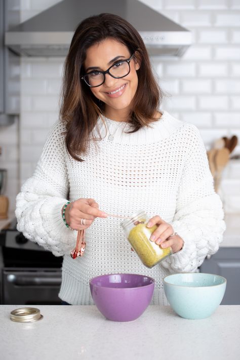 Personal branding photoshoot headshot poses for food, chefs, and in a kitchen setting. Personal Branding Photoshoot Chef, Chef Poses, Baker Photoshoot, Brand Shoots, Lauren Baker, Professional Headshots Women, Headshot Ideas, Next Brand, Headshots Women