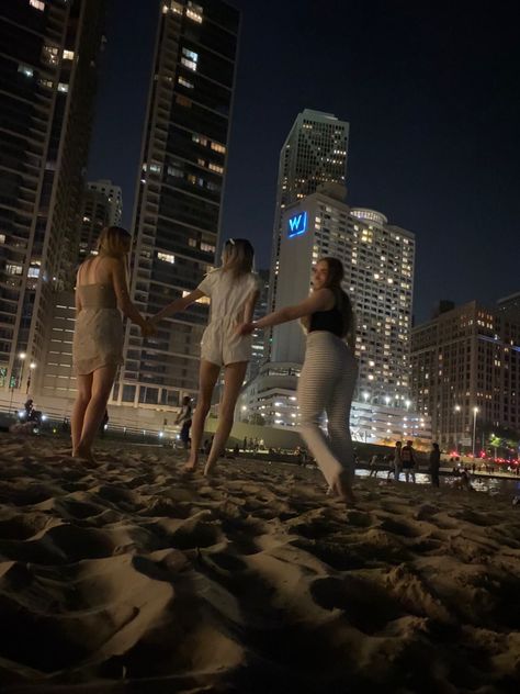 Uic Chicago Aesthetic, Chicago With Friends, Chicago Night Life, Vison Bored Ideas 2024, Chicago Girl Aesthetic, Vison Bored 2024, Uic Chicago, Chicago Summer Outfit, Beach University