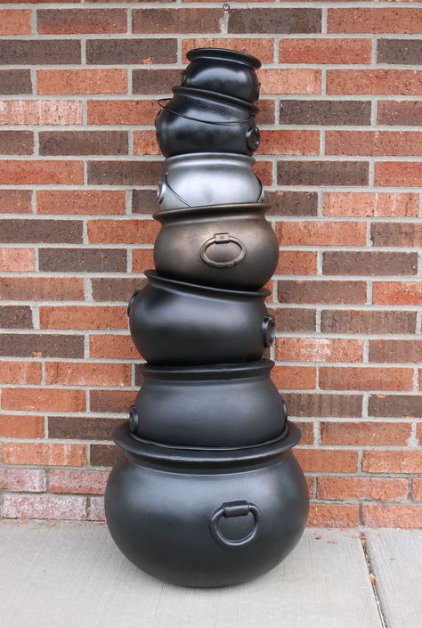 DIY Cauldron Stack : Halloween Prop : Harry Potter Prop : Potages Cauldrons Harry Potter Soundtrack, Hp Crafts, Harry Potter Motto Party, Harry Potter Halloween Decorations, Harry Potter Weihnachten, Baby Harry Potter, Mini Cauldron, Collectibles Display, Harry Potter Party Decorations