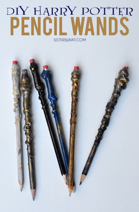 These DIY Harry Potter pencil wands made out of Hot glue and pencils are perfect for kids to make Harry Potter Trinkets, Harry Potter Pencil Wands, Pencil Wands, Wands Diy, Harry Potter Motto Party, Diy Harry Potter Wands, Harry Potter Weihnachten, Party Harry Potter, Baby Harry Potter