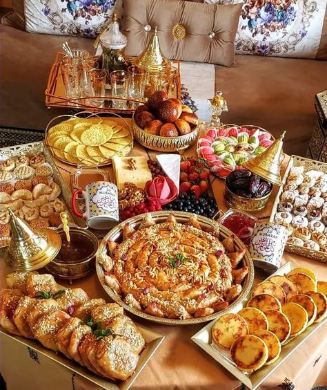 Moroccan Feast, Moroccan Sweets, Eid Table, Moroccan Desserts, Catering Food Displays, Moroccan Dishes, Eid Food, Arabian Food, Moroccan Table