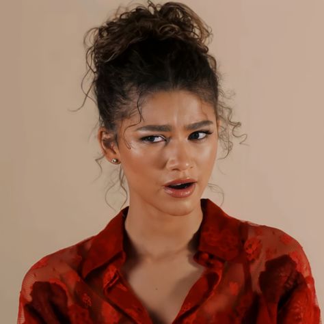 #Zendaya #Actress #Marvel #MJ #MCU #Sony #Zendaya Zendaya Natural Hair, Zendaya Curly Hair, Zendaya Hairstyles, Estilo Zendaya, Zendaya Hair, Zendaya Style, Peinados Fáciles Para Cabello Corto, Zendaya Coleman, Messy Hair