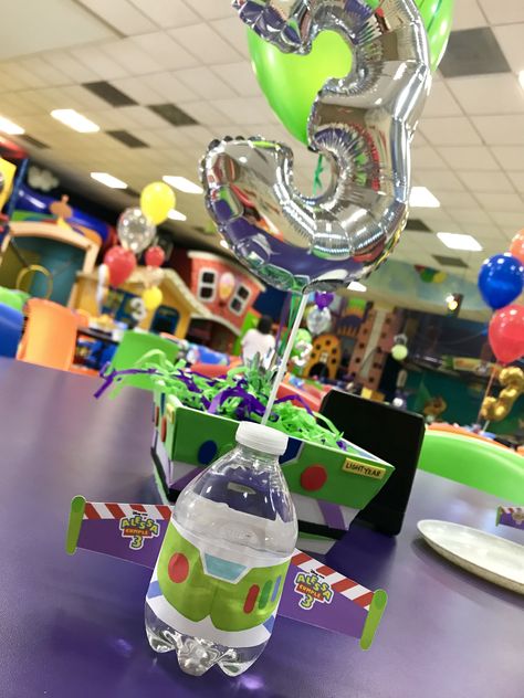 Buzz Goodie Bags, Buzz Lightyear Party Ideas, Buzz Lightyear Centerpieces, Centros De Mesa Toy Story Ideas, Buzz Lightyear Birthday Party, Buzz Lightyear Party, Buzz Lightyear Birthday, Toy Story Party Decorations, 2nd Birthday Party For Boys