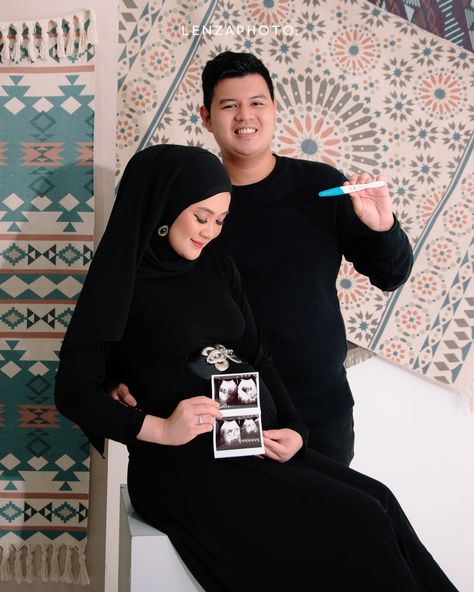 Maternity Shoot Hijab Studio, Unique Hijab, Maternity Photography Studio, Maternity Photography Poses Pregnancy Pics, Maternity Photoshoot Outfits, Couple Pregnancy Photoshoot, Maternity Studio, Baby Twins