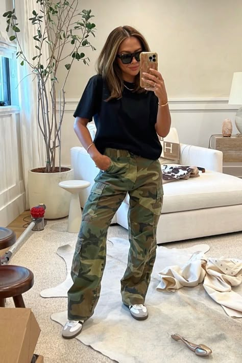 Camo Chic Outfits, Green Jeans Black Top Outfit, Camo Button Up Shirt Outfit, Camo Pants Outfit Dressy, How To Wear Camo Pants For Women, Cameo Pants Outfit, Army Green Leggings Outfit, Green Graphic Tee Outfit, Green Camo Pants Outfits