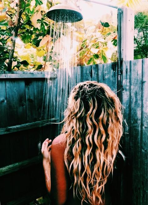 Beachy Hair, Swimming Hairstyles, Sea Salt Spray, Beach Hairstyles For Long Hair, Beach Hairstyles Medium, Blonde Curly Hair, Pelo Afro, Easy Summer Hairstyles, Beachy Waves