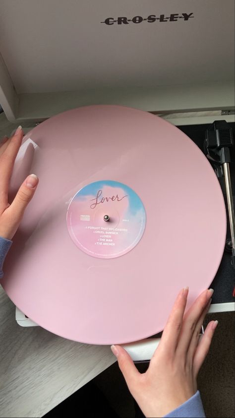 Taylor Vinyl Aesthetic, Taylor Swift Vynil Record, Lover Vynil, Lover Vinyl Aesthetic, Taylor Lover Wallpaper, Vinly Recorder, Vinyls Aestethic, Vynl Records Aesthetic, Taylor Swift Vinyl Aesthetic