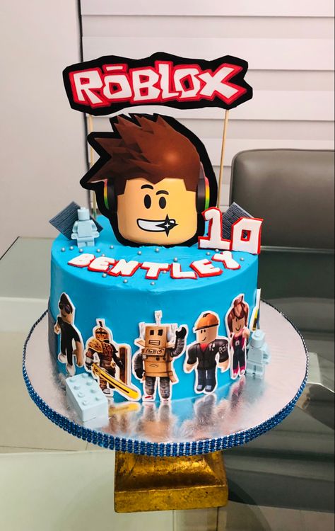 Buttercream cake with cardstock toppers and details Roblox Cake Buttercream, 7th Birthday Cakes For Boys, Roblox Cake Ideas For Boys, Roblox Pasta, Tort Roblox, Roblox Cake Boys, Roblox Themed Cake, Birthday Kek, Roblox Cake Design