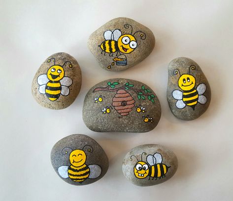 Painted Rocks Bees, Bee Rock Painting, Caillou Roche, Bee Rocks, Bee Painting, Painted Rock Animals, Painted Rocks Kids, Art Pierre, Rock And Pebbles