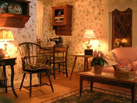 Pat's miniatures - Quilters' house 80s House, Dollhouse Living Room, Cottage Rose, Dolls House Interiors, Miniature Rooms, Miniature Houses, House Room, House Inspo, 인테리어 디자인