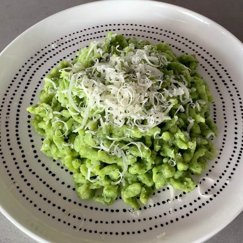 Spinach Spätzle Spinach Dumplings, Spetzel Recipe, Egg Dumplings, Spaetzle Maker, How To Make Spinach, European Cuisine, Pasta Dough, Spinach Recipes, Homemade Pasta