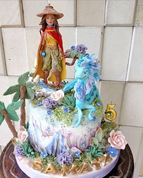 Raya Birthday Cake, Raya And The Last Dragon Cake, Raya Party, Raya Sisu, Sisu Dragon, Dragon Birthday Cakes, Disney Raya, Dragon Birthday Parties, Buttercream Fondant