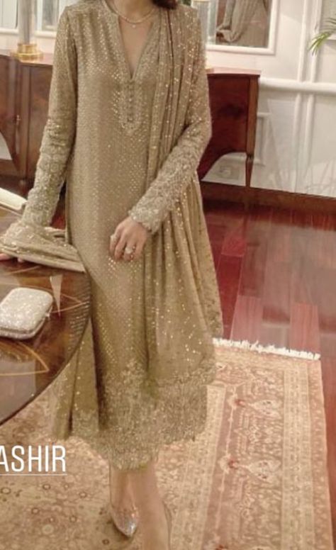 Pakistani Golden Dress, Cream Colour Pakistani Dresses, Bridal Shower Outfits For Guest, Pakistani Women Dresses, Pakistani Formal Dresses, Latest Bridal Dresses, Hilarious Photos, Pakistani Fancy Dresses, Pakistani Dresses Casual