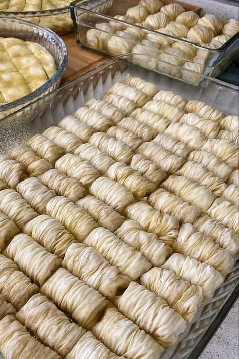 Burma Baklava Tarifi Moroccan Food, Christmas Sweets, Turkish Recipes, Baklava, Greek Recipes, Perfect Food, International Recipes, Creative Food, Food Preparation