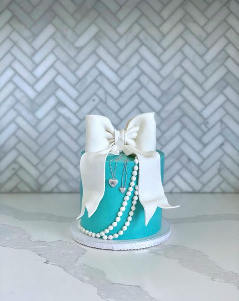 Tiffany cake (buttercream) #food #meal #foods #healthyfood #keto Tiffany Birthday Cake, Tiffany Cake, Tiffany Cakes, Tiffany Birthday, Fab Cakes, Desserts Pictures, Cake Buttercream, Cream Photos, Ice Cream Photos