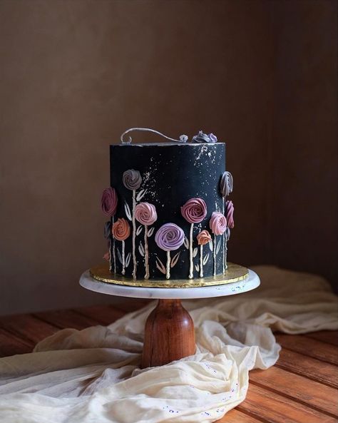 Tutorial Page - For you.. Love ❤️ #cakeart #followers... Black Floral Cake, Black Theme Cake, Novelty Cake, Single Tier Cake, Tiered Cake Design, Buttercream Cake Decorating, Homemade Frosting, Black Theme, Cake Inspo