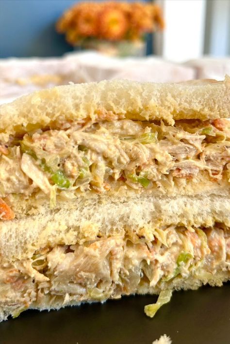 If you haven't had these, it's a must! These are normally served at birthday parties or during the holidays. They are made with shredded chicken sauted with onion, pepper, garlic and tomato. Then they are mixed with shredded cabbage, carrots, mayo and mustard. Pan Salvadoreño, Salvador Food, Shredded Chicken Sandwiches, Salvadoran Food, Honduran Recipes, Chicken Salad Sandwiches, Cabbage And Carrots, Appetizer Table, Salvadorian Food