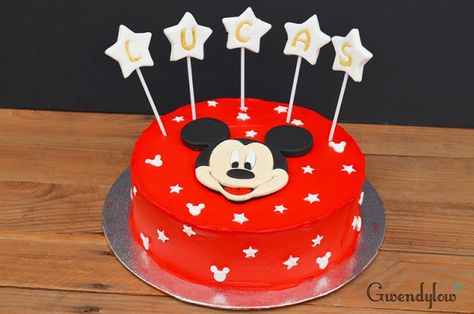 Tarta de Mickey Mouse - Nata y trufa Bolo Do Mickey Mouse, Mickey Mouse Birthday Cake, Mickey Cakes, Mickey Mouse 1st Birthday, 90th Birthday Parties, 90's Birthday Party, Mickey Mouse Cake, Mickey Mouse Birthday Party, Mickey Party