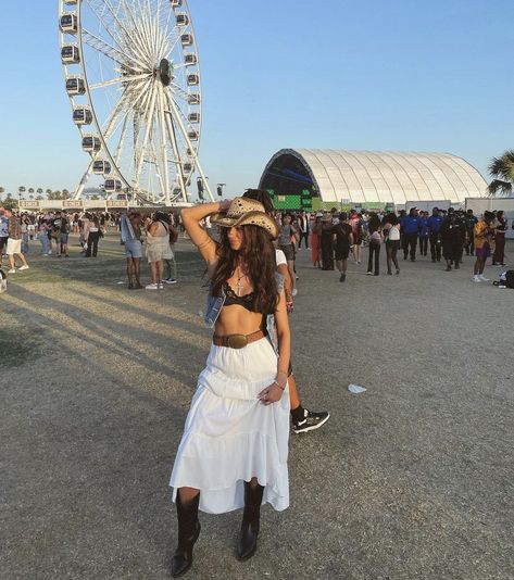 Bonaroo Outfit, Calgary Stampede Outfits, Summer Bar Outfits, Stampede Outfit, Glastonbury Fashion, Stagecoach Outfit, Coachella Fits, Coach Outfits, Famous Youtuber