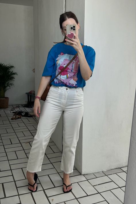 Tshirt Outfit Ideas, Basic Outfits Summer, White Tshirt Outfit, White Mom Jeans, College Formal, Casual Oufits, Straight Leg Jeans Outfits, Casual Work Outfits Women, Canada Fashion