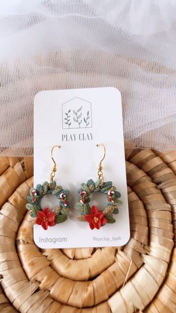 Christmas Wreath Earrings Polymer Clay, Clay Wreath Earrings, Christmas Wreath Earrings, Polymer Jewellery, Wreath Earrings, Clay Accessories, Etsy Jewelry Handmade, Clay Making, Christmas Jewellery