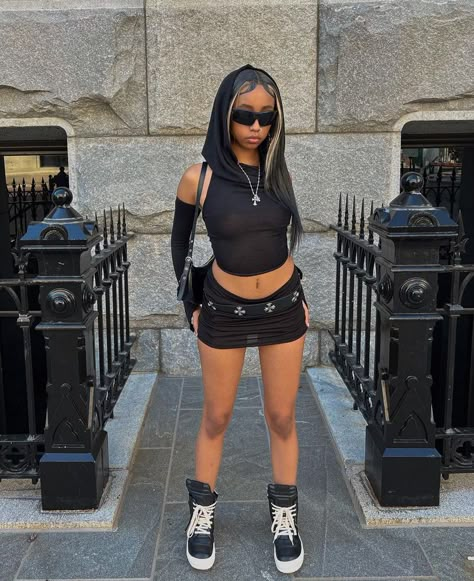 sickofjaz on Insta Rap Festival Outfit, Rave Inspo Outfits, Cute All Black Outfits, Shorts And Fishnets, Black Rave Outfits, Fire Clothes, Punk Style Outfits, Geeky Clothes, Black Skirt Outfits