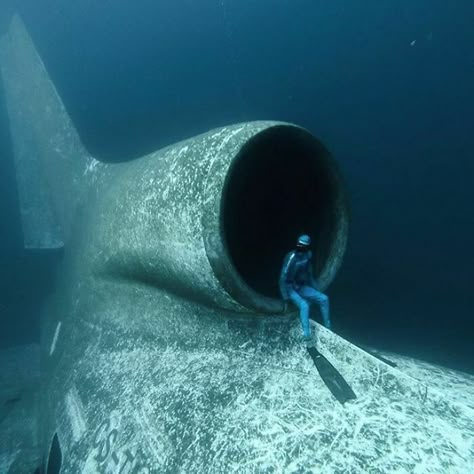 When You Fear Of Flying And Your Fear Of Water Meet Eachother Horror Ocean, Ocean Scary, Tiny Boat, Deep Blue Ocean, Wild Rumpus, Goddess Sculpture, Cave Diving, Increase Heart Rate, Fear Of Flying