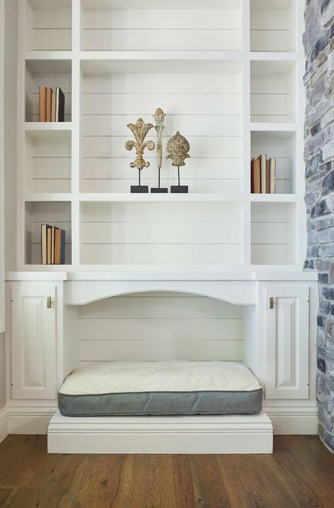 Built-in Shiplap Shelving Unit Dog Bed #dogs #dogbed #forthehome #pets #decor #shiplap Built In Dog Bed, Dog Nook, Dog Ideas For The Home, Dog Spaces, Dog Room, Crate Furniture, House Beach, Dog Rooms, Built In Cabinets