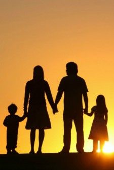 Family photo Cute Family Photos, Picture Gallery Wall, Color Splash Photography, Japan Tattoo Design, Couple Silhouette, Real Mom, Medical News, Family Illustration, Photo Story