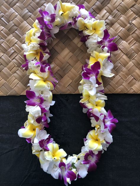 Hawaiian Garland, Frangipani Wedding, Lei Making, Hawaiian Leis, Welcome Flowers, Ganpati Decoration At Home, Flower Lei, Hawaiian Lei, Ganpati Decoration