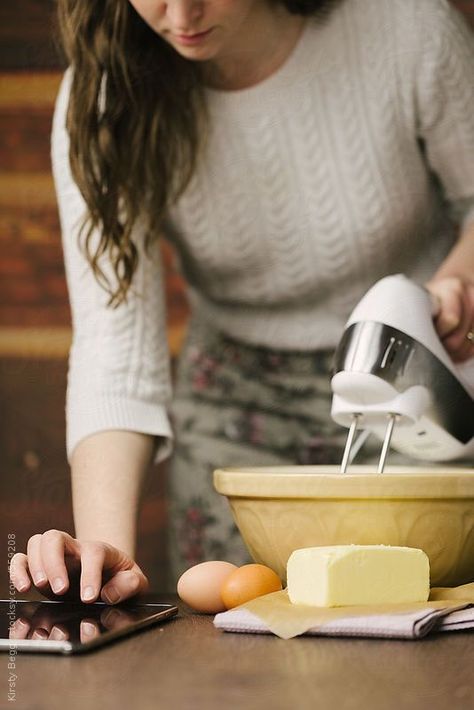 People Baking, Hands Cooking, Woman Baking, Women Baking, Chef Photography, Baking Photography, Cocktail Cake, Cooking Photography, Best Fat Burning Foods