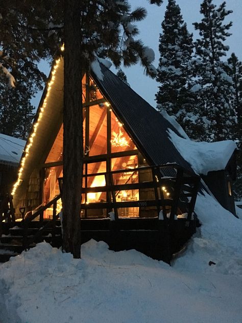 A-frame cabin in Big Bear Lake CA Big Bear Cabin Aesthetic, Mountain Cabin Aesthetic, House In Snow, Big Bear Cabin, Big Bear Lake California, Cozy Winter Cabin, Snow Cabin, Big Porch, Snowy Cabin