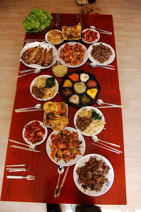 Korean Table Food, Korean Food Table, Korean Dinner Table, Korean Food Photo, Koreansk Mad, Korean Dinner, South Korean Food, Lets Eat, Korean Cooking