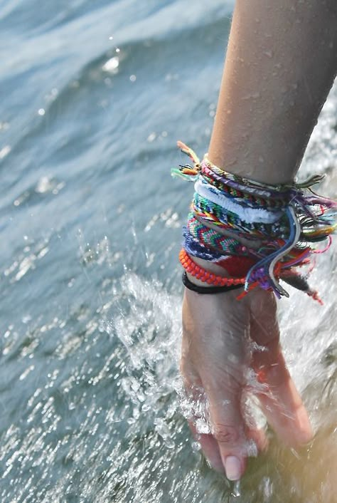 friendship bracelets Surfergirl Style, Sweet Summertime, Summer Bracelets, Trik Fotografi, Summer Feeling, Summer Lovin, Beach Vibe, Endless Summer, Summer Jewelry