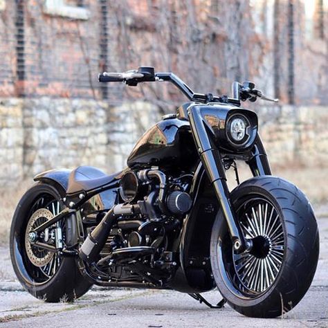 Fat Boy Turbo 🔥🔥 • Double tap if you ❤ it! • #harleydavidson #harleydavidsondaily #moto  #chopper #motorcycles  #custombike #power #bike #roadking #photooftheday Via: @fbombbaggers Hd Fatboy, Motocykle Harley Davidson, Moto Chopper, Harley Davidson Photos, Softail Bobber, Мотоциклы Harley Davidson, Harley Davidson Pictures, Harley Fatboy, Motos Harley