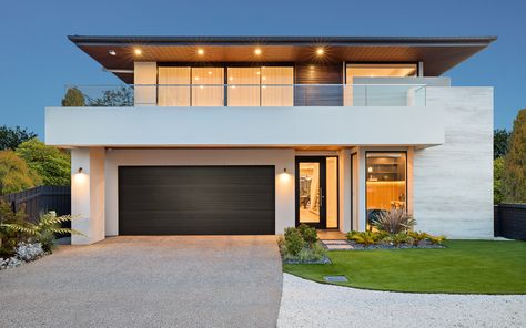 https://www.rawsonhomes.com.au/-/media/rawson-homes/blogs-external-banner-images/blog-articles/2020-blogs/september-2020/facades/narraweena-nara-facade.ashx?h=1355&w=2168&la=en&hash=0F9B772FABF31AF3D8DDC8491AB49874 Hipped Roof, Facade Ideas, Modern Townhouse, House Facade, Building House Plans Designs, Modern House Facades, Contemporary Style Homes, Hamptons House, Modern Architecture House