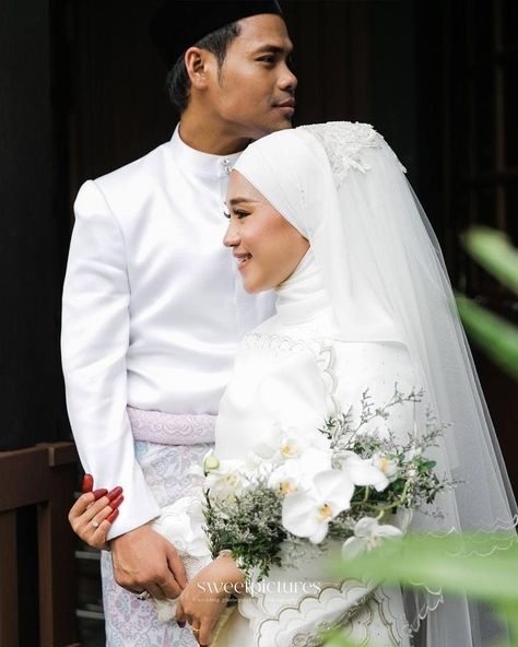 Muslim Wedding Photos, Pose Pengantin, Kulot Pants, Pose Wedding, Moodboard Wedding, Muslim Wedding Photography, Muslimah Wedding, Foto Wedding, Wedding Photoshoot Props