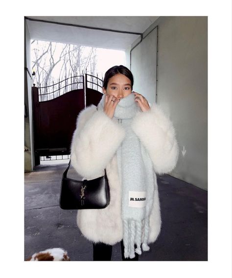 White Fur Coat Outfit, Fur Coat Aesthetic, Winter Airport, New York Runway, Scarf Aesthetic, Fur Outfit, Outfit Ideas Aesthetic, Fur Coat Outfit, Bag Saint Laurent