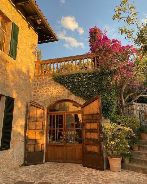 Italian Villa Aesthetic, Italian Countryside House, Italy Cottage, Italian Cottage, Italy Countryside, Practical Accessories, Italy House, Italy Home, Useful Gifts