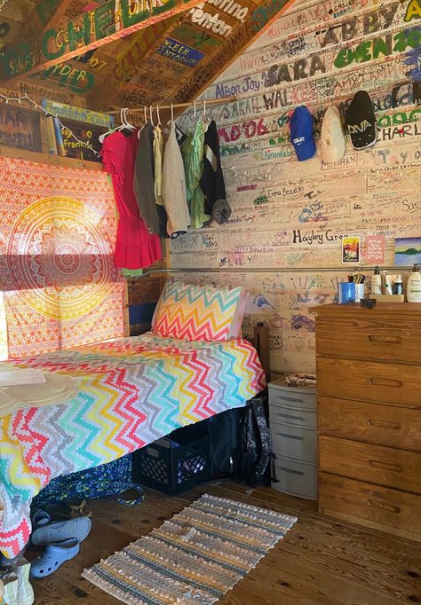 Summer Camp Sleepaway, Summer Camp Bathroom, Summer Camp Aesthetic Cabin Interior, Overnight Camp Aesthetic, Summer Camp Cabin Decor, American Summer Camp Aesthetic, Summer Camp Cabin Interior, Summer Camp Cabin Decorations, Summer Camp Room