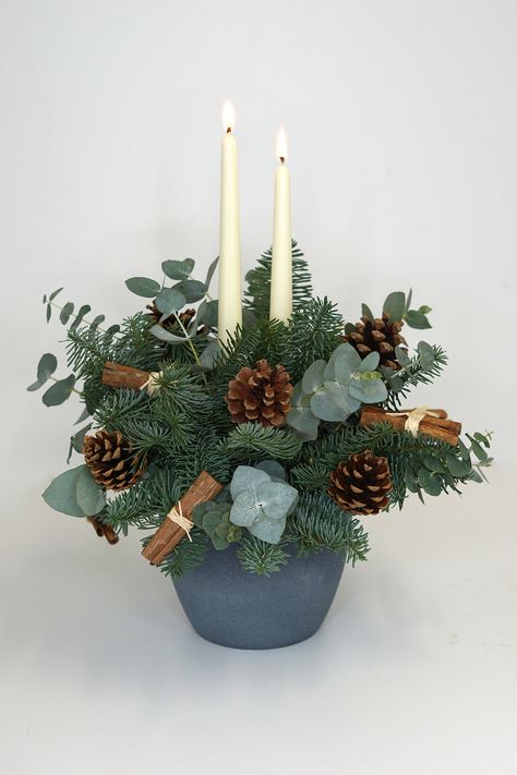 Christmas Centerpieces Cheap, Christmas Floral Designs, Christmas Candle Centerpiece, Scented Pinecones, Christmas Flower Decorations, Winter Floral Arrangements, Xmas Table Decorations, Christmas Foliage, Fresh Eucalyptus